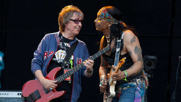 Bill Wyman and Micki Free onstage together. Photo by Jessica Gilbert/courtesy of hardrockcalling.co.uk