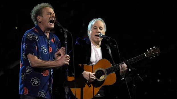 Paul Simon, right, and Art Garfunkel perform at the 25th Anniversary Rock & Roll Hall of Fame concert at Madison Square Garden,Thursday, Oct. 29, 2009 in New York. (AP Photo/Henny Ray Abrams)