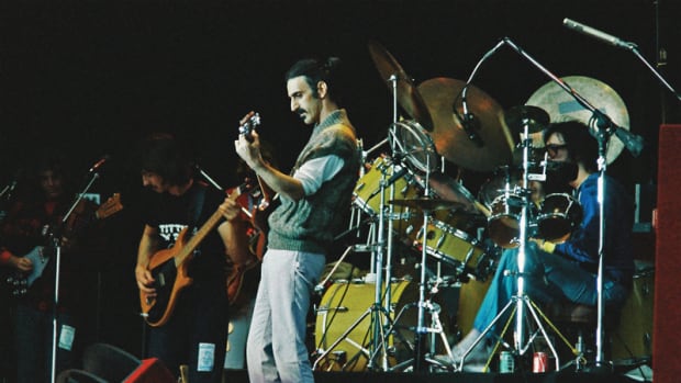  Frank Zappa performs on stage in 1978 with band members (L-R) Denny Walley, Arthur Barrow, Ike Willis (patially hidden) and drummer Vinnie Colaiuta. (Photo by Pete Still/Redferns)
