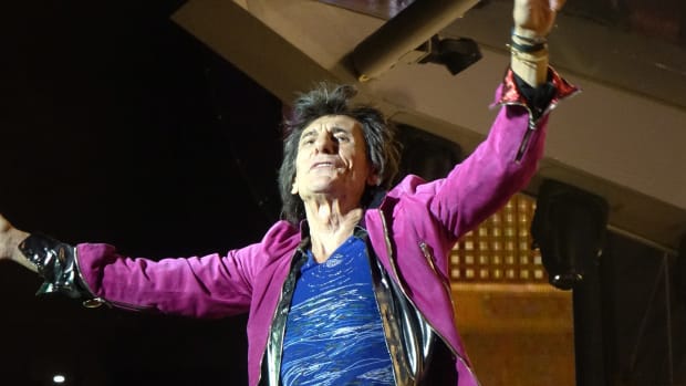Ron Wood wishes the audience thank you and good night! Photo by Ivor Levene.