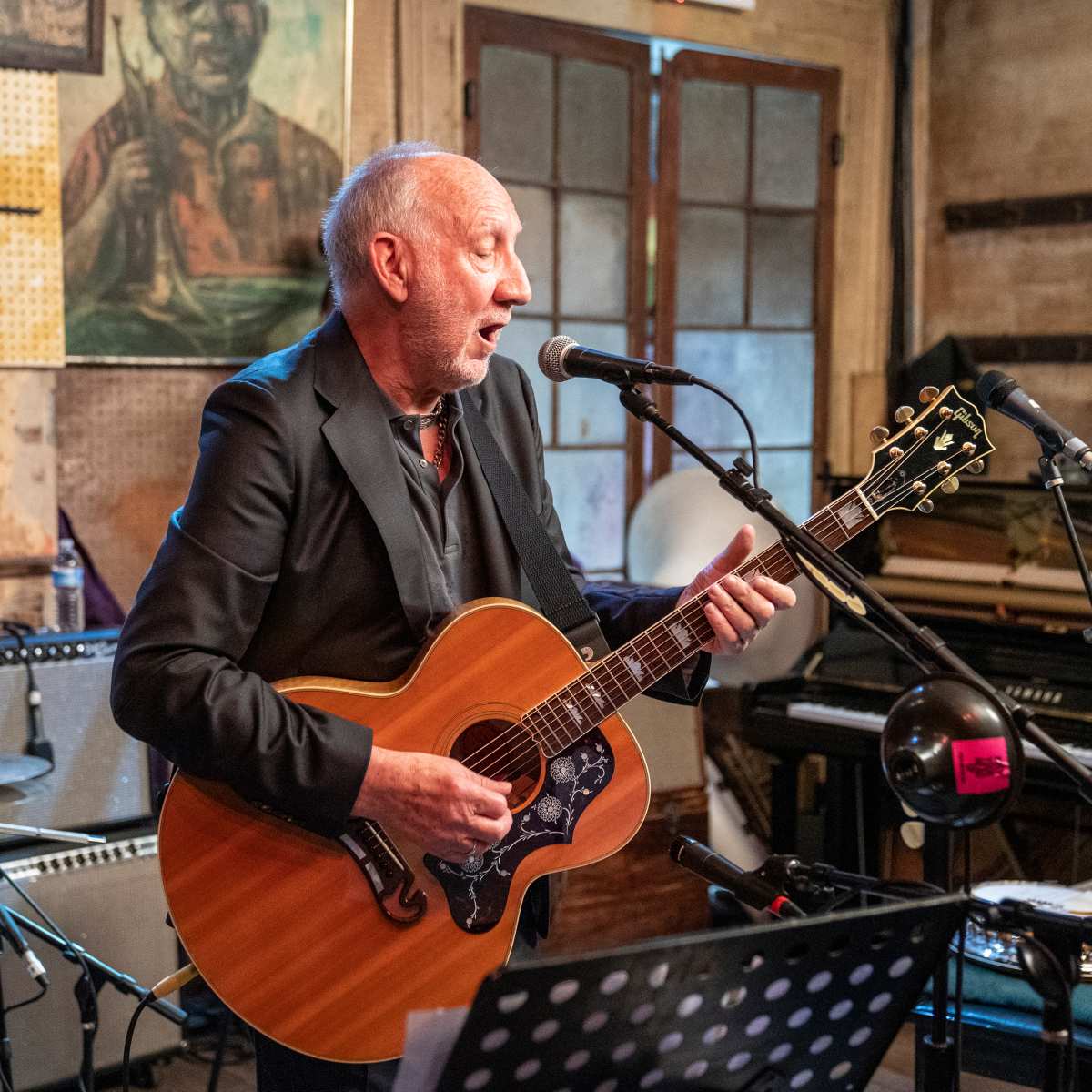 Pete townshend acoustic guitar 2025