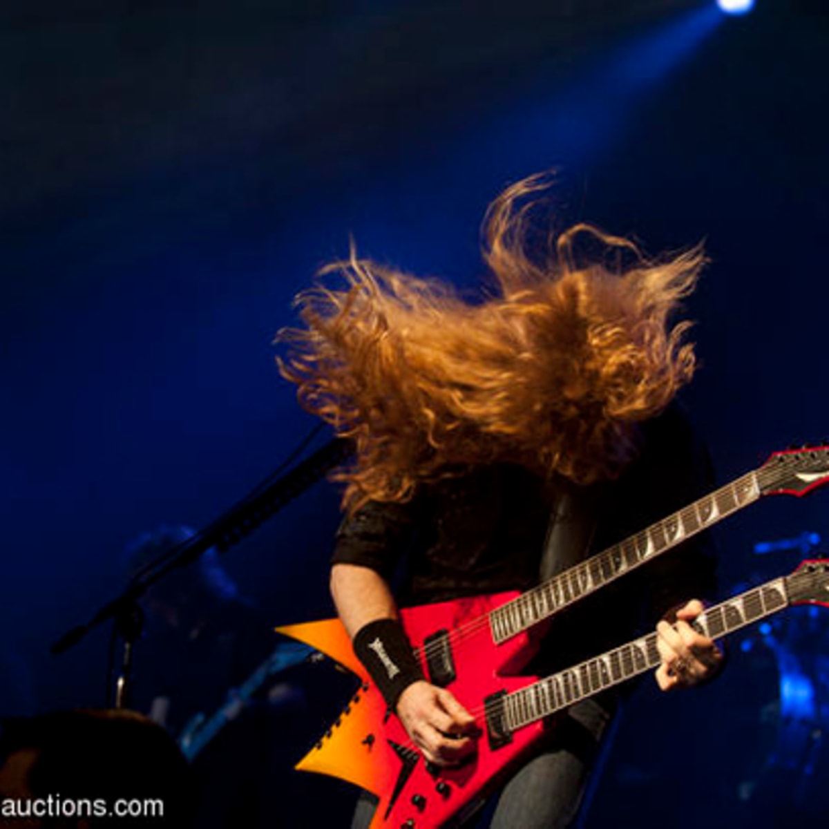 Dave mustaine deals double neck guitar