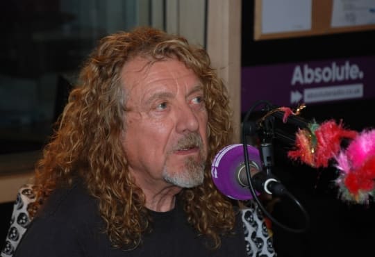 Robert Plant discussed many topics during a freewheeling interview that he did recently with DJ Geoff Lloyd for UK radio station Absolute Radio.