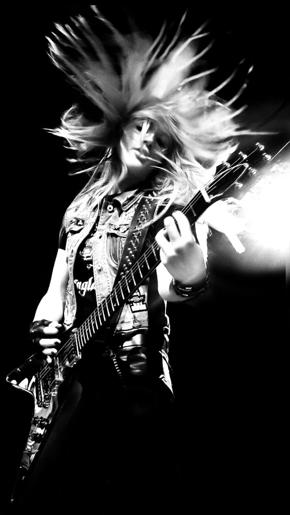 Laura Wilde guitarist