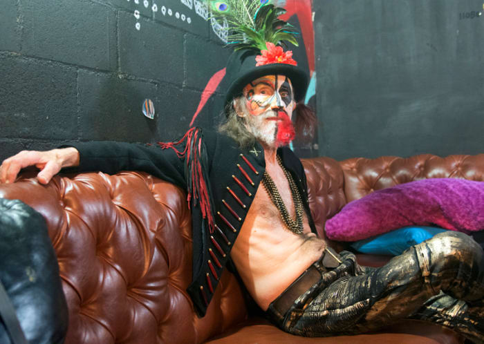 Singer Arthur Brown relaxes backstage before his showcase at the Empire Garage. (Photo by Chris M. Junior)