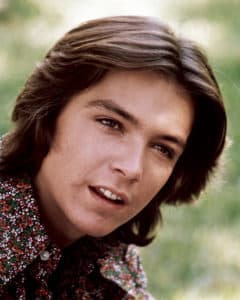 David Cassidy wearing a paisley shirt in a portrait issued as publicity for the US television series, 'The Partridge Family', USA, circa 1975. The sitcom starred Cassidy as 'Keith Douglas Partridge'. (Photo by Silver Screen Collection/Getty Images)