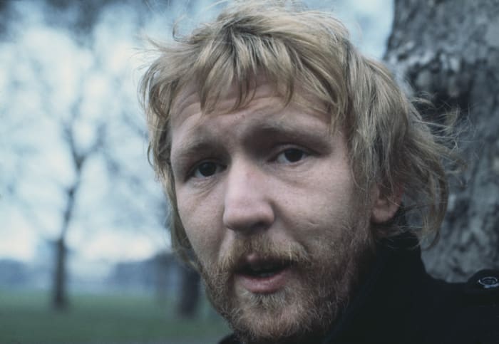 American singer-songwriter Harry Nilsson (1941-1994) posed in a park in London on 30th December 1972. (Photo by Michael Putland/Getty Images)