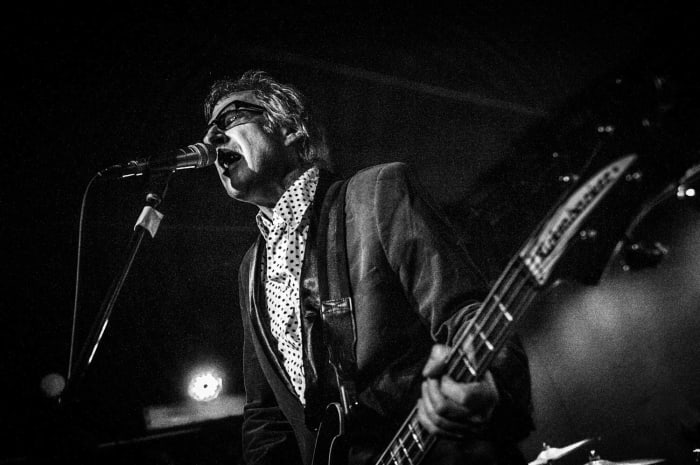 Michael Giblin of The Split Squad gets the crowd revved up. (Photo by Si Root: @siroot -https://www.instagram.com/siroot/)