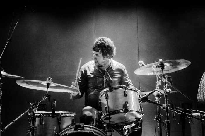 Clem Burke pounds the skins for The Split Squad at New York City’s Mercury Lounge on Sunday, October 21st. (Photo by Si Root: @siroot -https://www.instagram.com/siroot/)