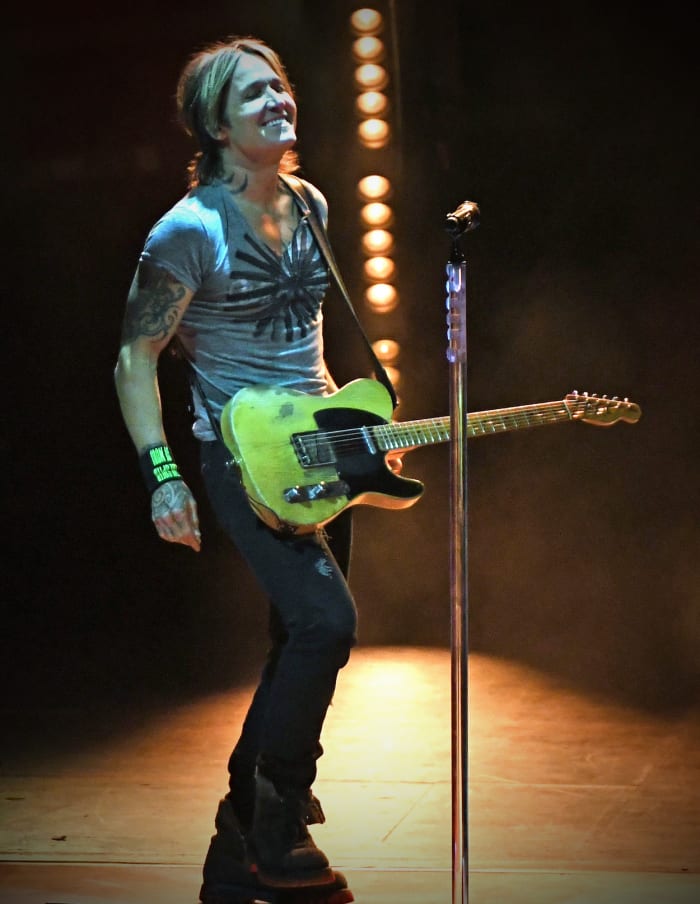 Keith Urban soaks up the applause July 29 at the PNC Bank Arts Center in Holmdel, New Jersey. (Photo by Chris M. Junior)