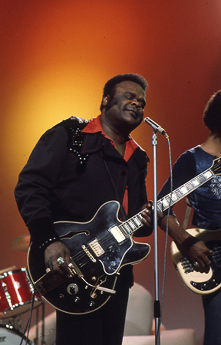 Blues guitarist Freddie King performs in 1975