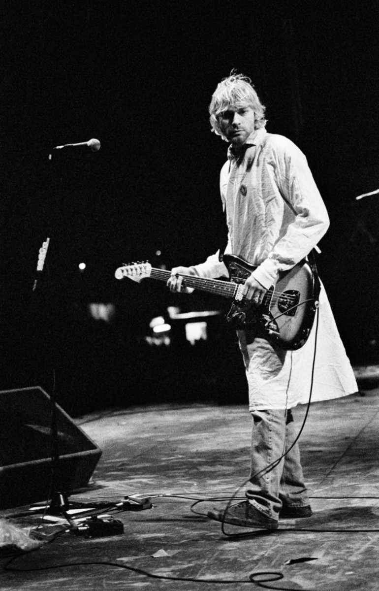 Kurt Cobain performs in Reading