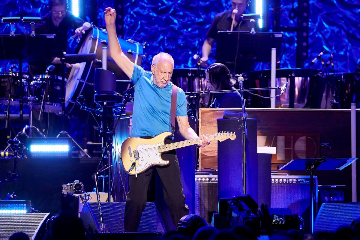  Pete Townshend is shown here in mid-windmill. (Carl Scheffel/MSG Photos)