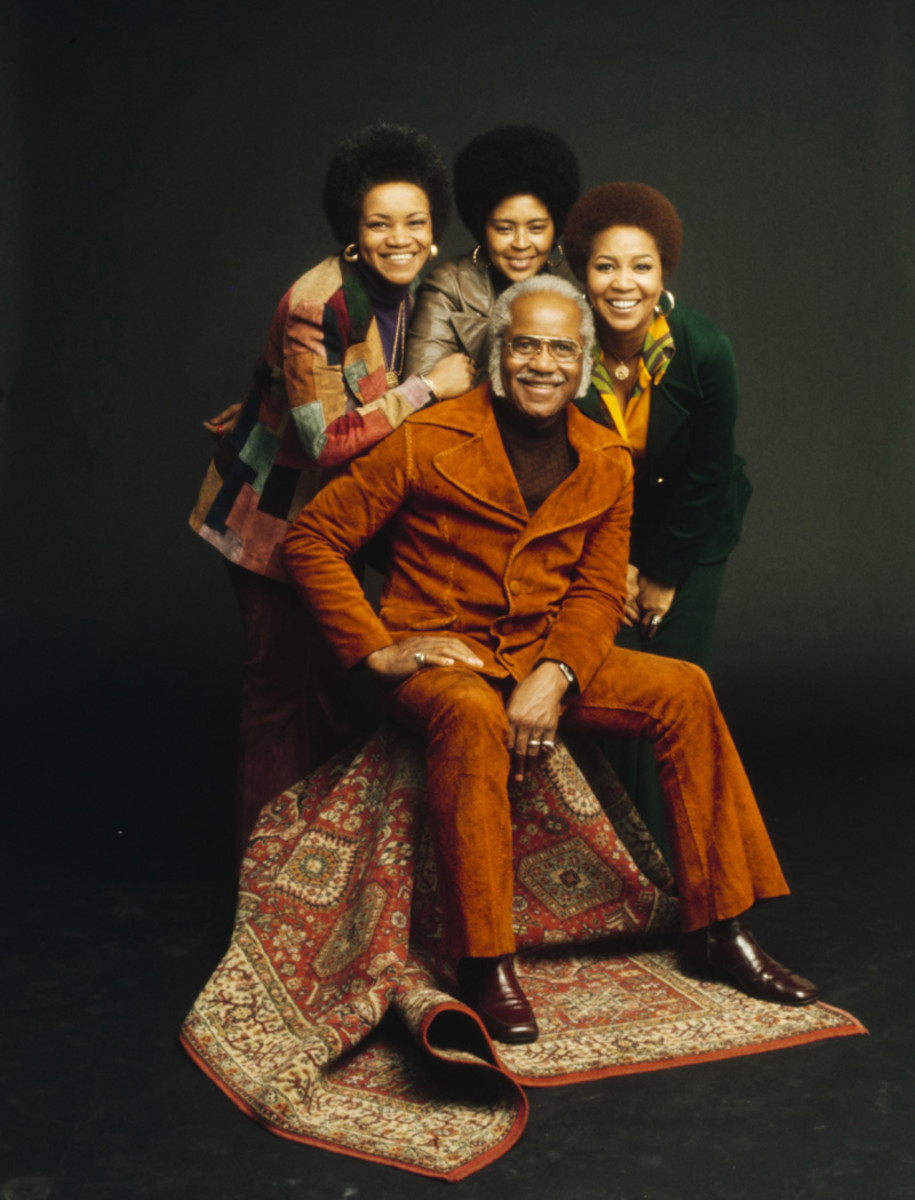  Photo Courtesy of Stax Archives. Front: Pops, Back (L-R): Cleotha, Yvonne, and Mavis Staples.