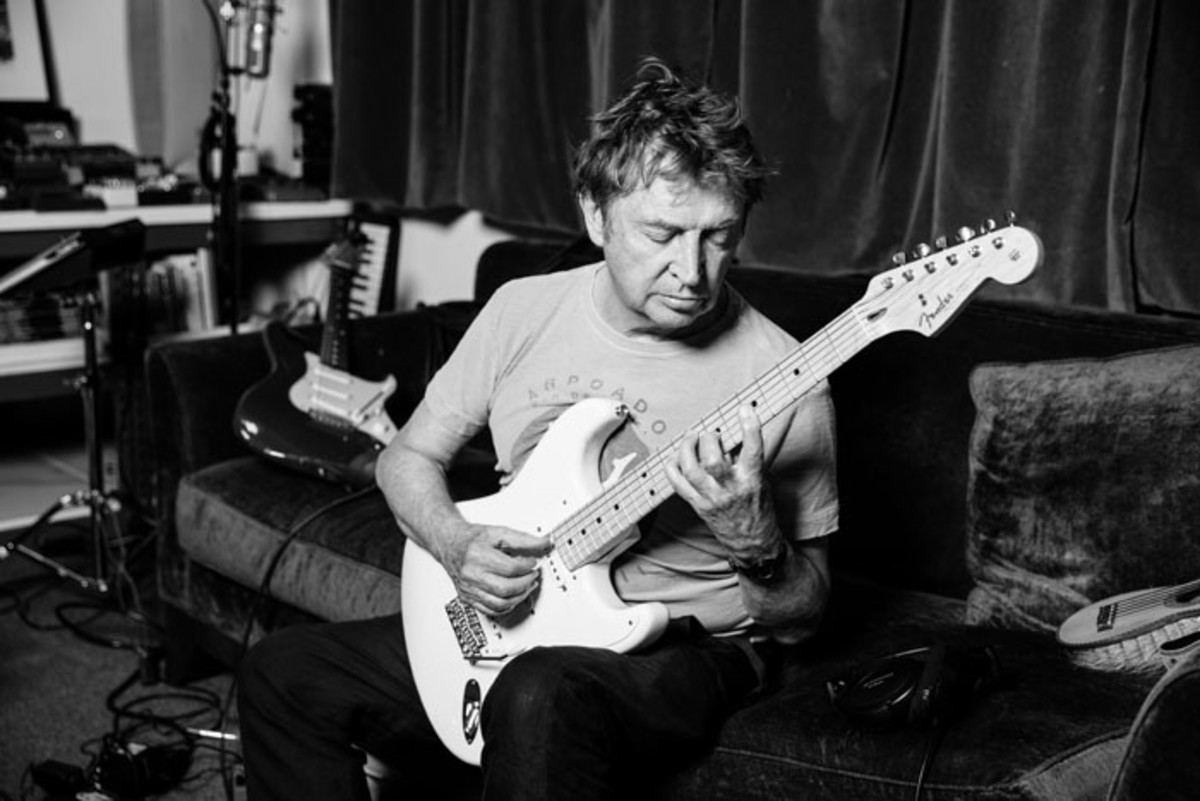  Andy Summers performed his innovative music and photography show, titled A Certain Strangeness, at NYC’s Metropolitan Museum of Art on Saturday, June 22nd. (Photo by Mo Summers)