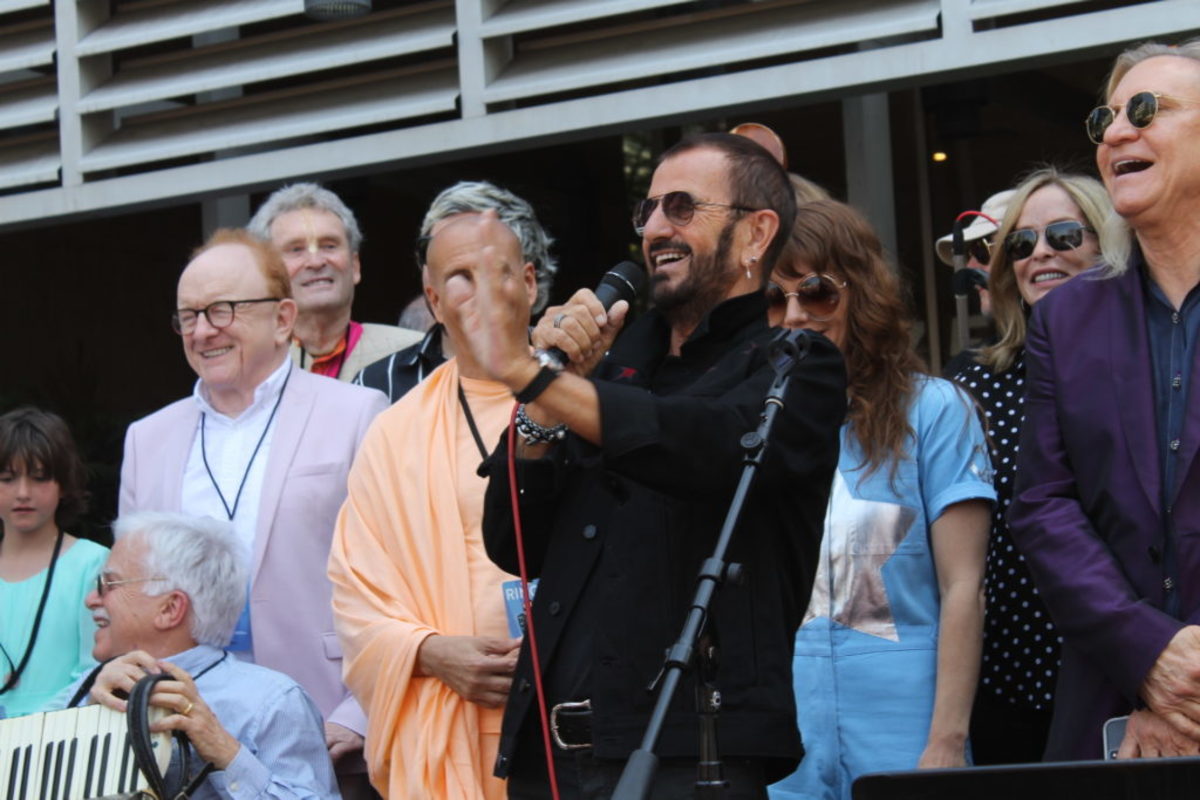  Ringo acknowledging the crowd
