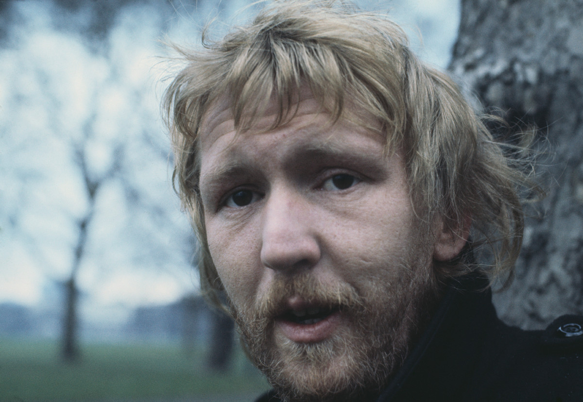  American singer-songwriter Harry Nilsson (1941-1994) posed in a park in London on 30th December 1972. (Photo by Michael Putland/Getty Images)