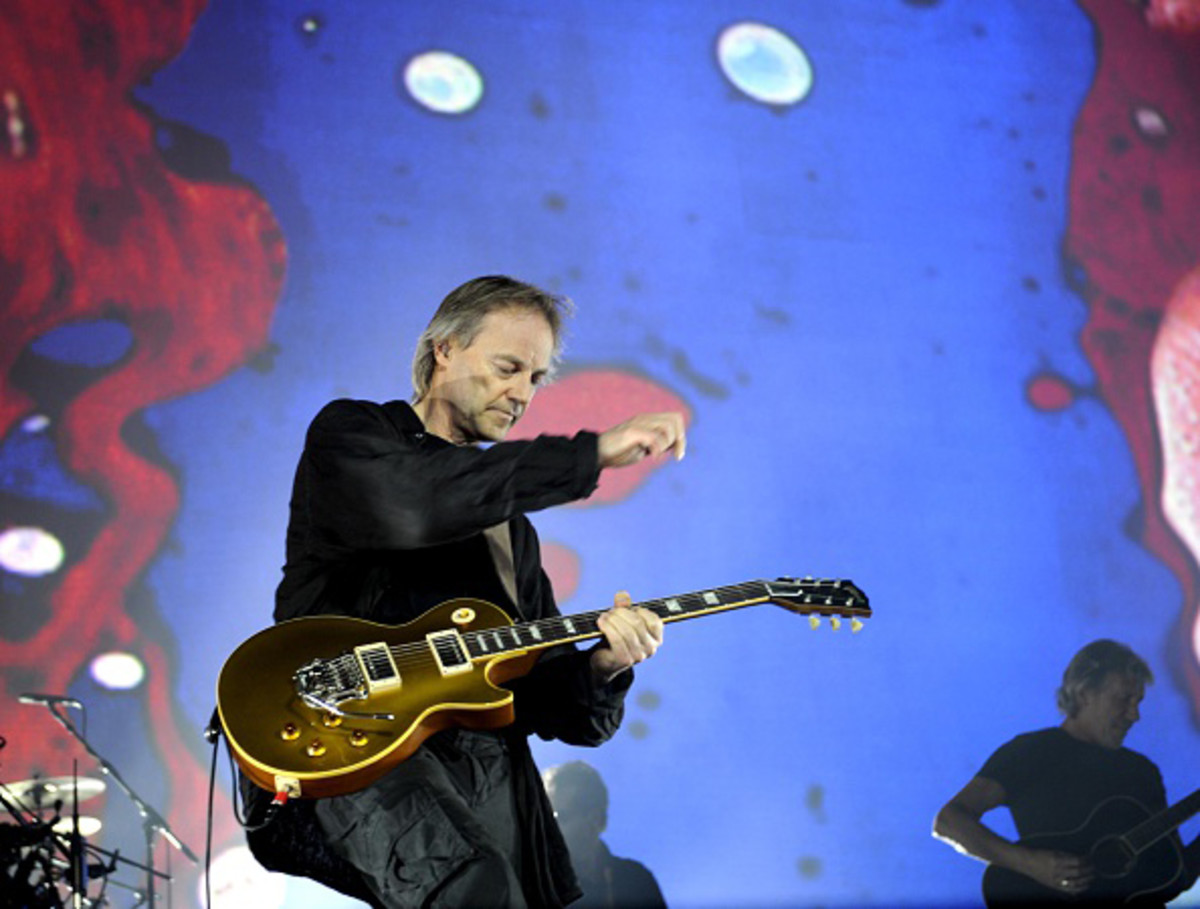 Snowy White performing with Roger Waters at The 02 Arena, London, England on May 19, 2008. Photo by Brian Rasic/Getty Images.