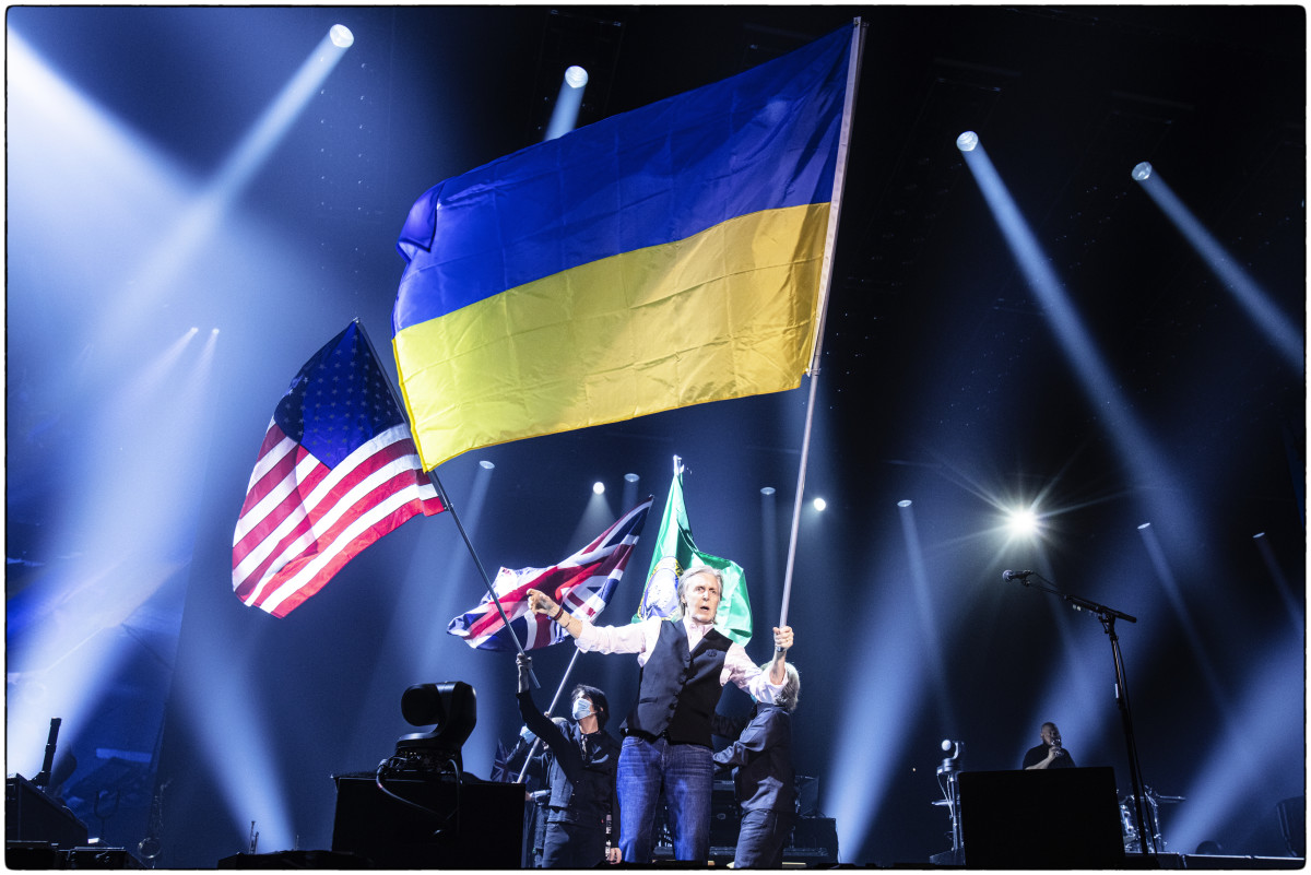 McCartney came out for the encore waving a Ukrainian national flag, while the other band members waved the Washington state flag, and the national flags of the U.S. and U.K. © MPL Communications Ltd/ Photographer: MJ Kim.