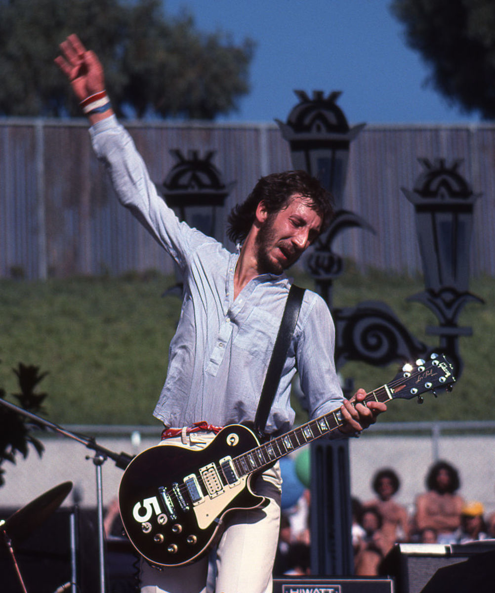 Townshend performs with The Who at Oakland Stadium on October 9, 1976 in Oakland, California. (Photo by Ed Perlstein/Redferns/Getty Images)