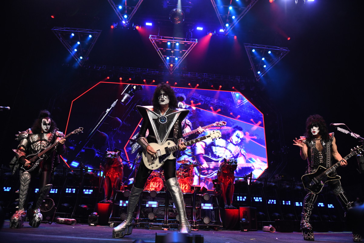 Tommy Thayer leads off the song. Photo by Frank White.