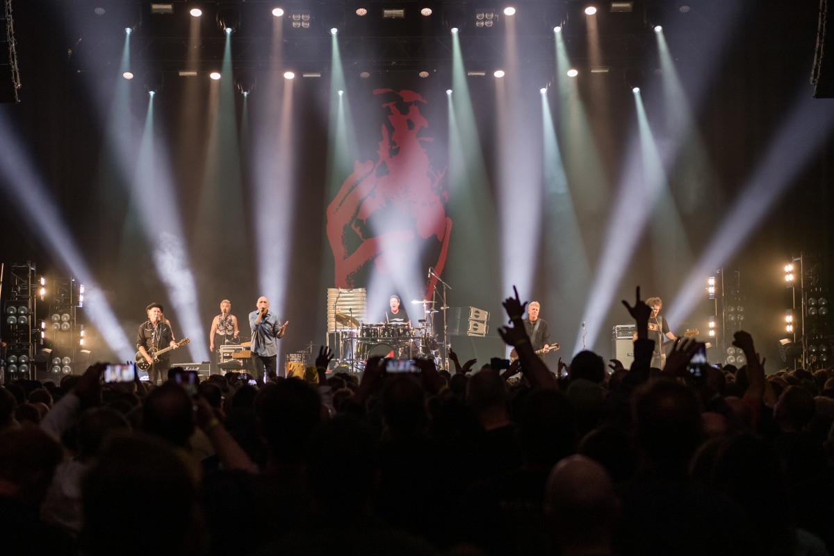 The crowd shows appreciation for Midnight Oil at the June 19th Hammerstein Ballroom performance. (Photo by Ian Laidlaw)