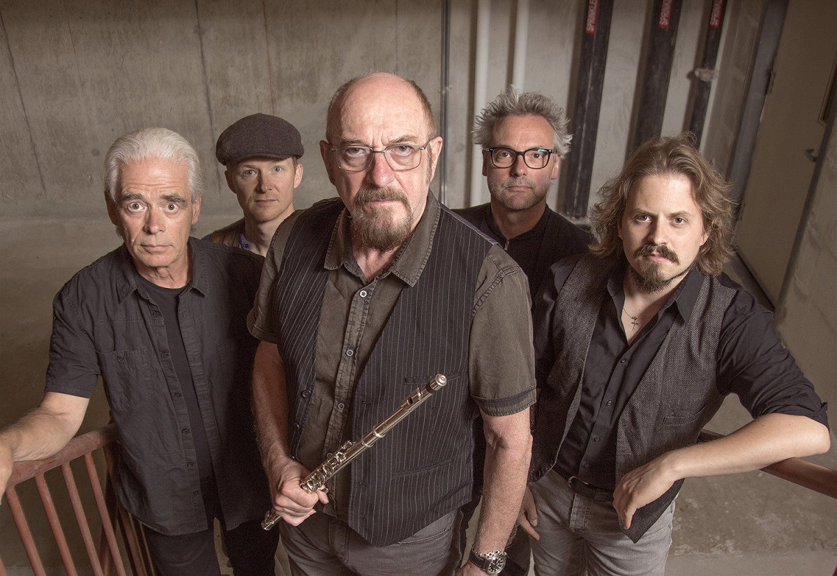 Ian Anderson (center) with Jethro Tull